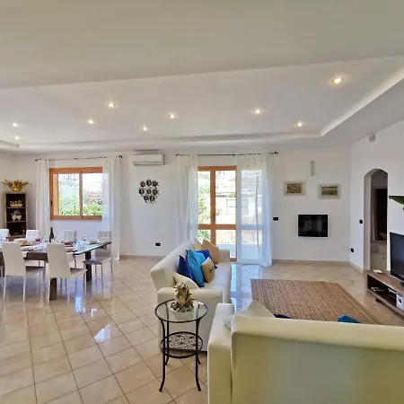 Arenile: Beachfront Oasis With Private Sea Access Villa Fontane Bianche